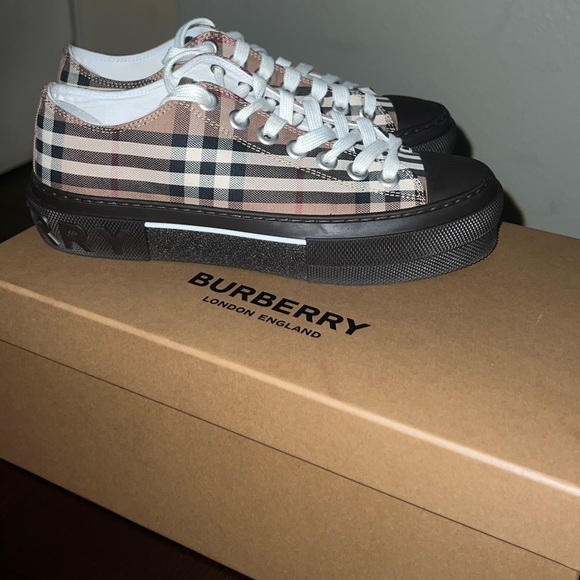 Burberry Sneakers . - Picture 2 of 5